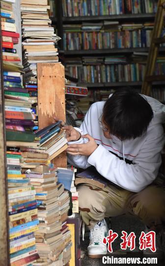 重庆旧书店成网红 凌乱风格吸引游客市民打卡