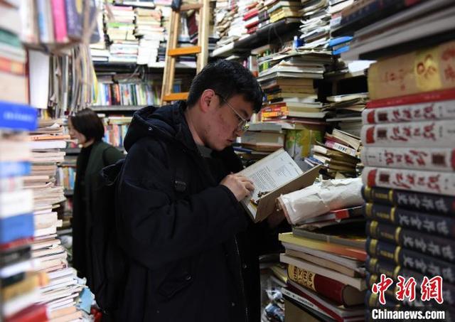 重庆旧书店成网红 凌乱风格吸引游客市民打卡