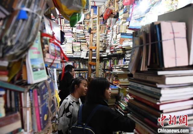 重庆旧书店成网红 凌乱风格吸引游客市民打卡