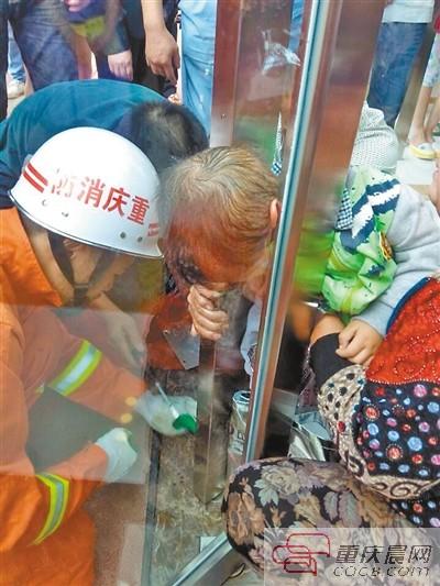 男童在家具城太贪玩 玻璃门卡住他的头