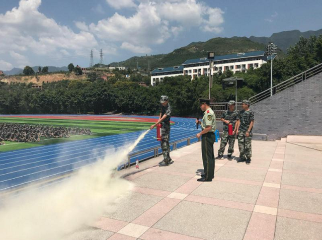 8月30日,重庆奉节消防以新生军训为契机走进奉节中学,为千余名新生上