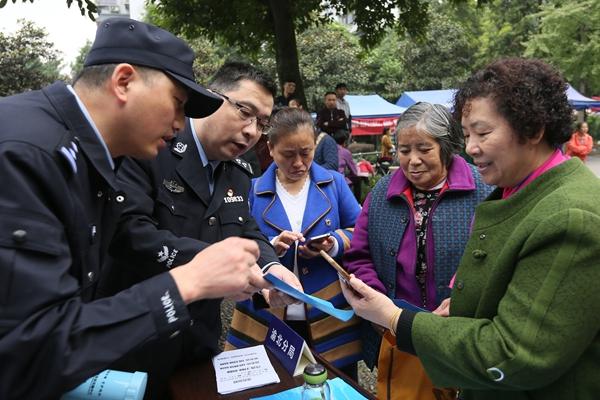 遭遇电信诈骗怎么办?重庆警方反诈骗宣传走进社区