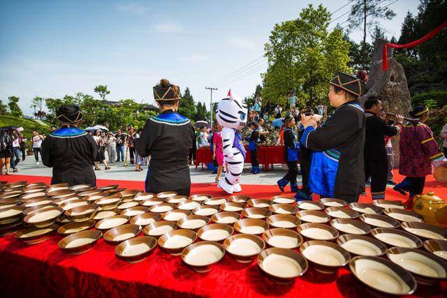 "520奇葩婚礼" 黔江白虎结婚虐哭单身狗