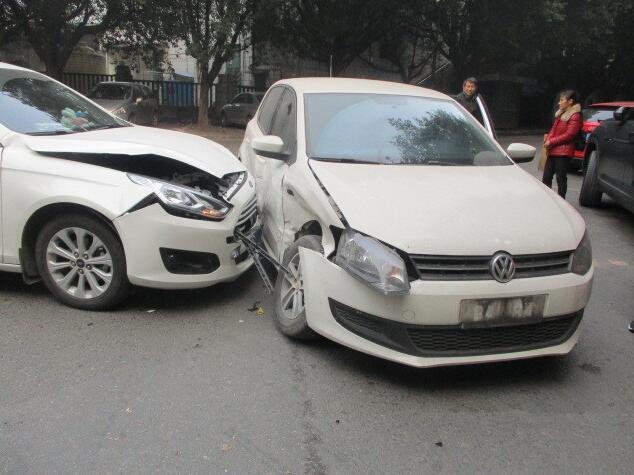 十字路口不减速致两车相撞轿车连牌照都弹飞了