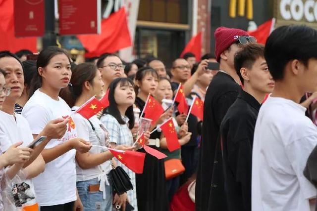 能看到高小新舞动国旗,实在是太棒了↑妈妈说,要把五星红旗举过头顶