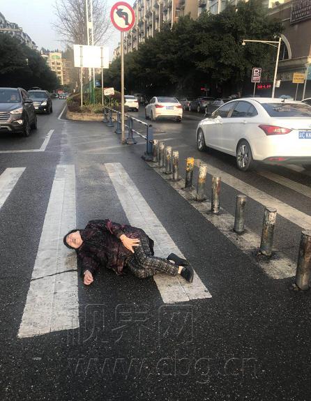 合川一老人意外摔倒在地路过交警及时救助