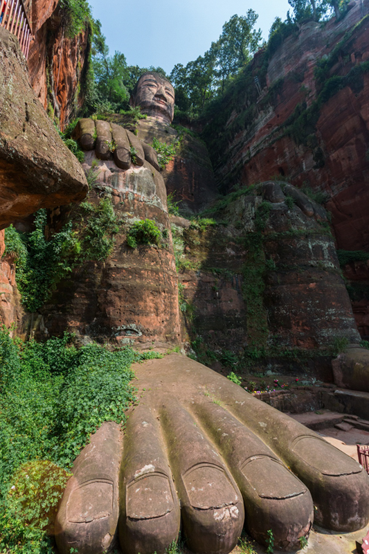 全长约500米,栈道北端与大佛脚平台相连,南端与璧津楼相通,与大佛右侧