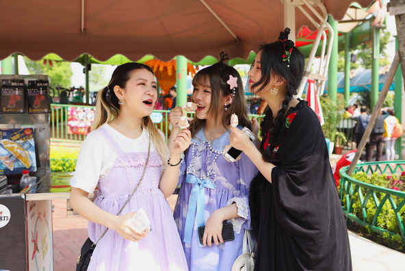 乐次元动漫节元气启幕超2万游客齐聚重庆欢乐谷潮玩开趴