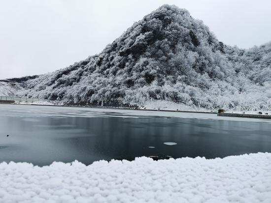 奉節茅草壩冰花冰凌奇景陽光下熠熠生輝