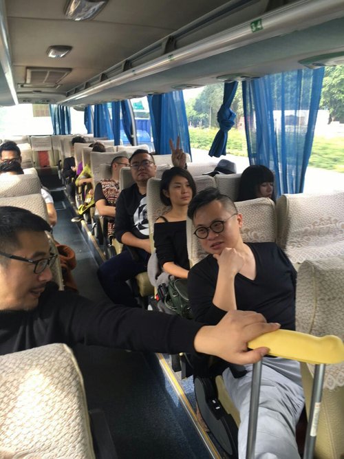 在大巴上,即使台湾设计师钟秉杰脚受伤了,也作为整个重庆团队的成员之