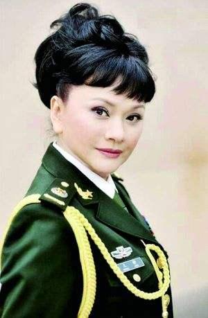 王静熊卿才,湖北红安人,总政治部歌舞团男中音歌唱家,国家一级演员