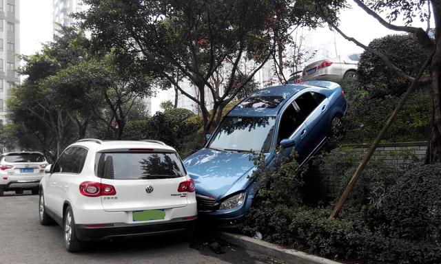 女子误将油门当刹车 奔驰冲下4米坡