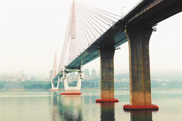 3月12日,重庆日报记者从丰都县公路局获悉,丰都长江二桥桥墩日前刚刚