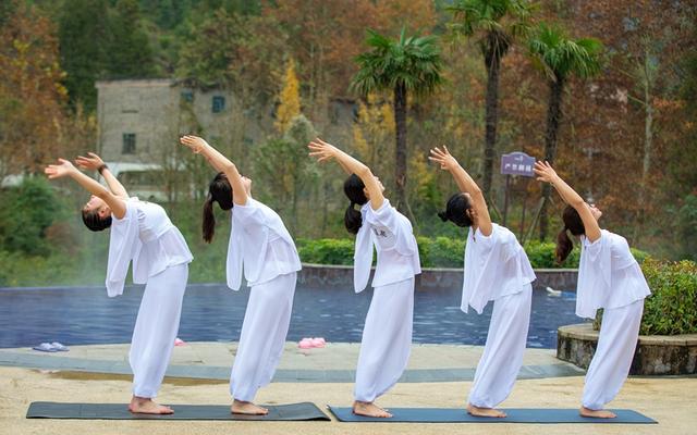 金佛山上演千人温泉瑜伽秀迎来养生新体验