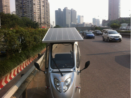 老人发明太阳能电动车 骑上快速路测性能(图)
