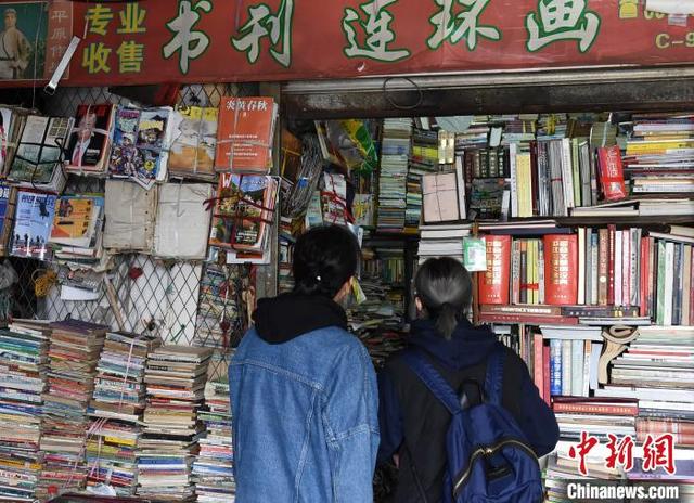 重庆旧书店成网红 凌乱风格吸引游客市民打卡