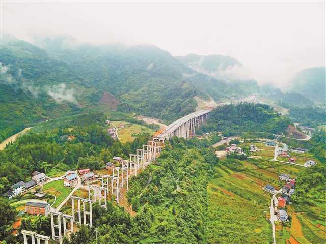 9月18日,石黔高速建设快马加鞭,2020年建成后,石柱到黔江的车程由现在
