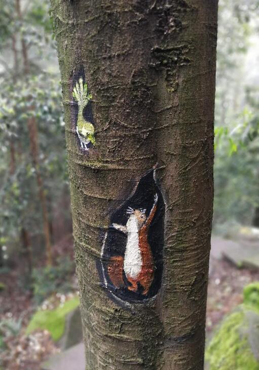 树干上手绘出动物世界 巴南圣灯山树绘创作引争议