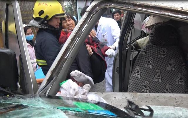 女司机做了一个动作撞上货车 车头被撞个稀巴烂