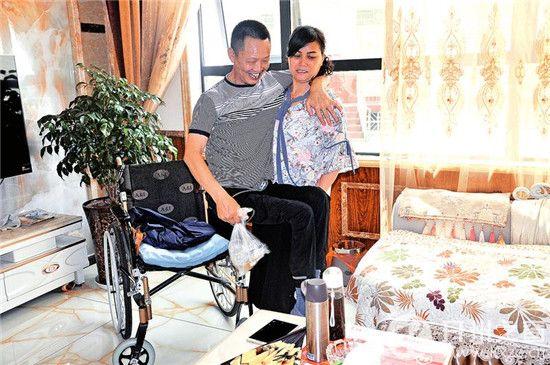 她精心照顾残疾丈夫8年 演绎轮椅上的爱情坚守
