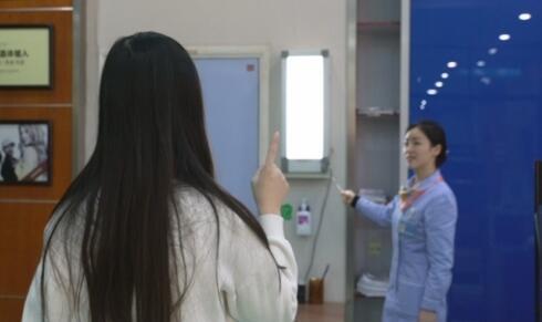 女子超2000度近视矫正 专家说还来得及