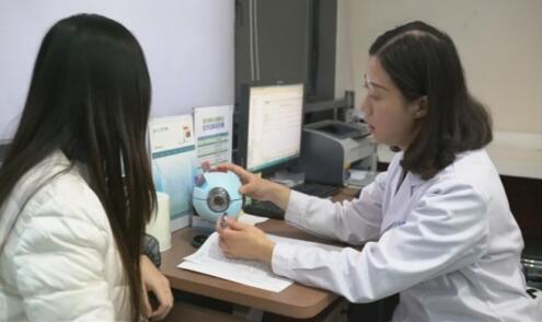 女子超2000度近视矫正 专家说还来得及