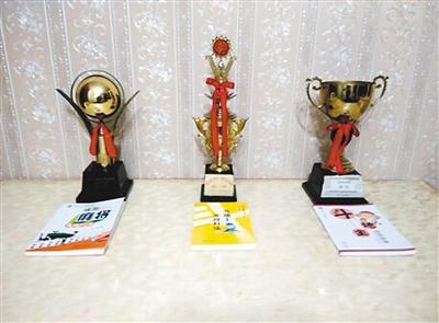 朱教授在重庆竞技麻将比赛中赢回的三座奖杯