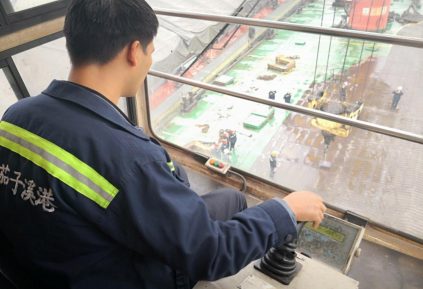 场桥组共计18名司机参加竞赛,根据竞赛成绩评比出一等奖1名,二等奖1名