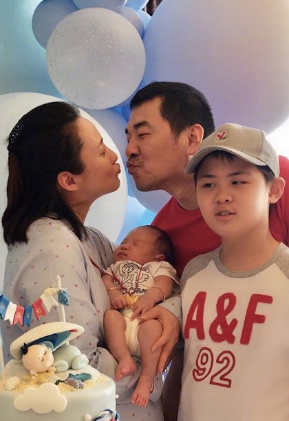 蒋勤勤晒全家福庆祝儿子满月 穿睡衣拍照肚子还未恢复