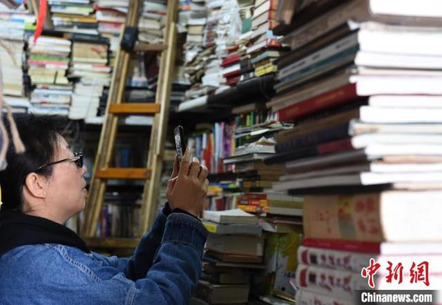 重庆旧书店成网红 凌乱风格吸引游客市民打卡