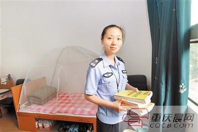 昨日,九龙坡戒毒所,所医石俊敏正在给拘舍人员检查身体.