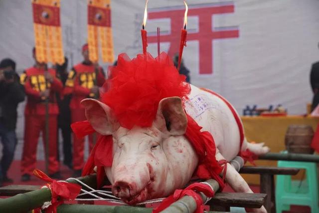 腊八节祭祀仪式区诗书画协会现场送对联富硒年猪宴富硒农产品展示喝