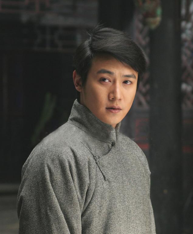 觉民觉慧两兄弟踏雪归来,路上谈着学校里的事.