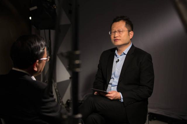 图为专访现场,腾讯新闻主持人何润锋向余秋雨提问.(摄影:曹宗文)