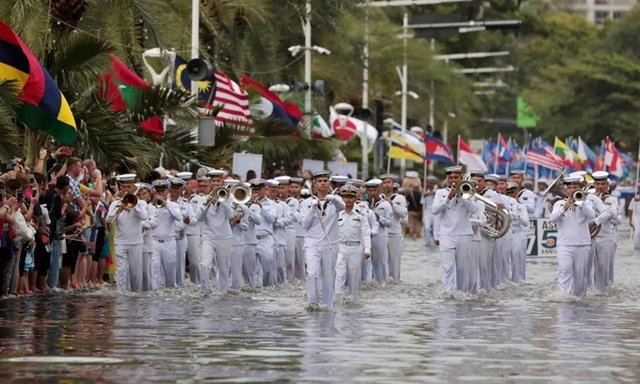 庆祝东盟成立50周年活动遭遇暴雨，各国海军踏水前进