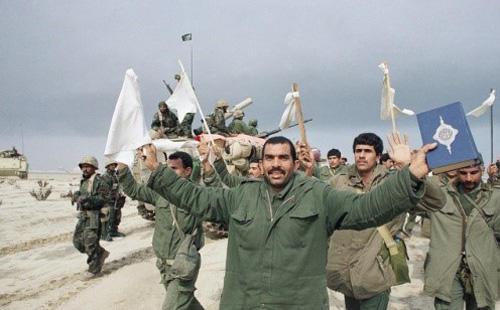 在1991年的海湾战争中,伊拉克军人手持白旗和古兰经向美国领导的联军