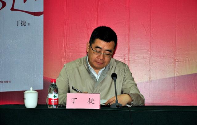 丁捷《初心》:追问之后,再度捧心归来