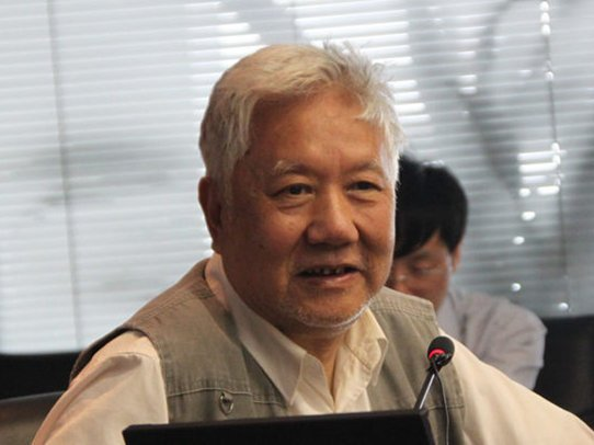 朱永嘉作者:走刀口朱永嘉生于1931年,早年师从谭其骧,周予同等文史