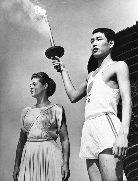 1964年东京奥运的圣火点燃仪式 2020东京奥运:安倍晋三的独角戏