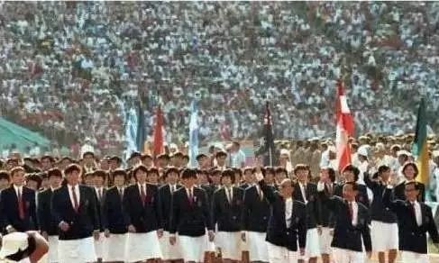 1984年奥运会中国代表团入场时，只有走在最前边的三位领导在招手致意，其他人都没招手