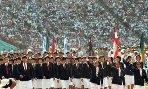 1984年奥运会中国代表团入场时,只有走在最前边的三位领导在招手致意,其他人都没招手 1984年奥运会中国代表团入场时,只有走在最前边的三位领导在招手致意,其他人都没招手