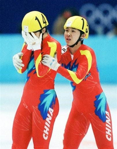 1998年痛失冬奥会金牌的大杨扬（前掩面者）与小杨阳（后劝慰者）