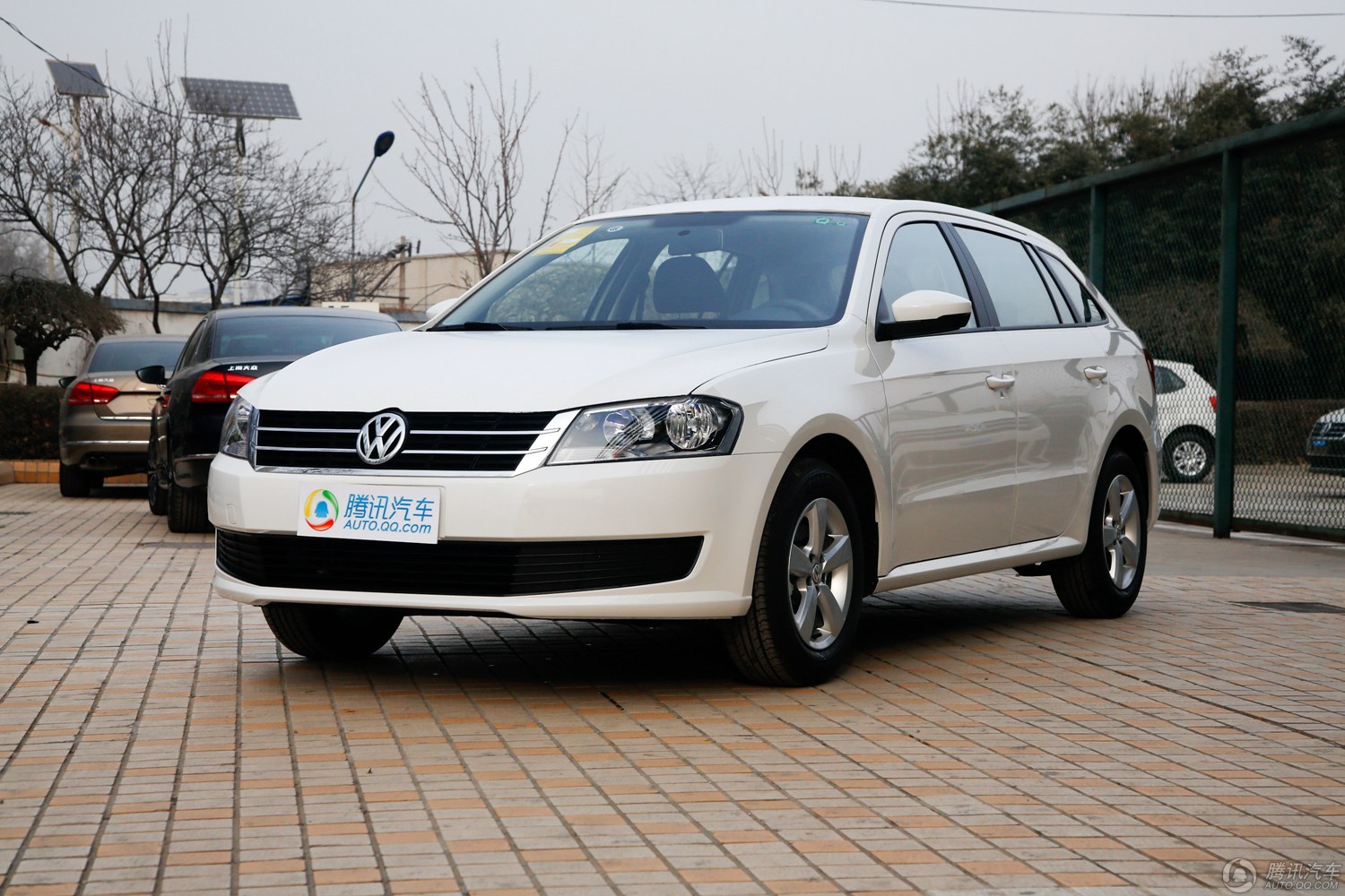 和传统的紧凑级两厢车相比,比如大众自家的高尔夫,朗行明显感觉更胖