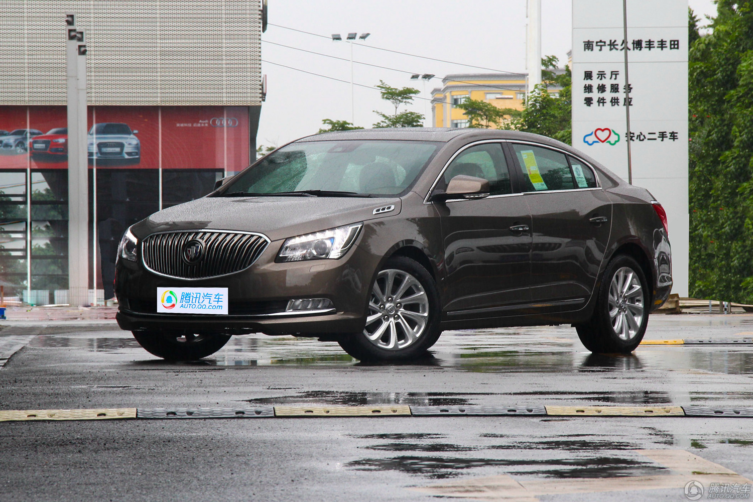 参数配置 |          | 车友点评 | 油耗君越全国最低价:16.