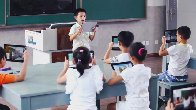 应该注意什么答:小学低年级学生活泼好动,好奇心强,上课时注意力不