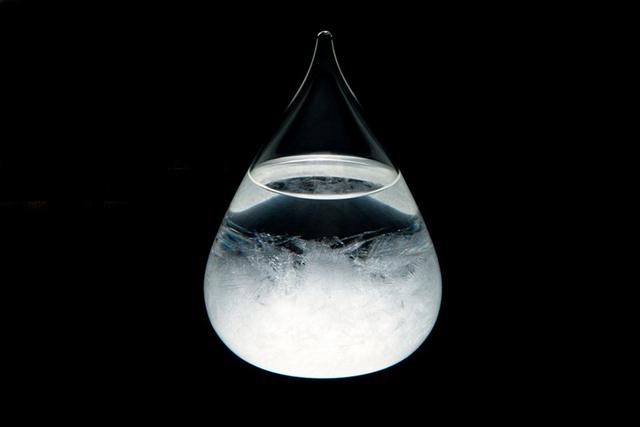 而在这个玻璃水滴中内含有水,乙醇以及天然樟脑,凝结之后亦是霜雪或是