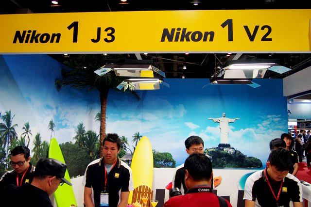 单反/单电/卡片机 尼康展台三管齐下展示新品
