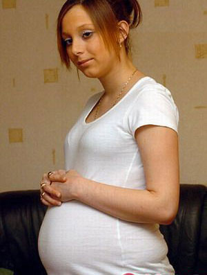 (图3)英国14岁女童晒孕照 声称校园女孩怀孕已成时尚