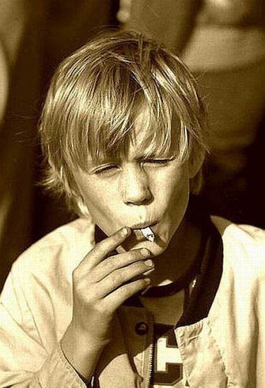 小孩抽烟微信头像图片