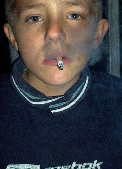 外国小孩抽烟头像图片